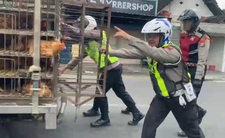 Respon Cepat Tim Urai Polres Blitar Bantu Kendaraan Mogok, Arus Lalu Lintas Tetap Lancar
