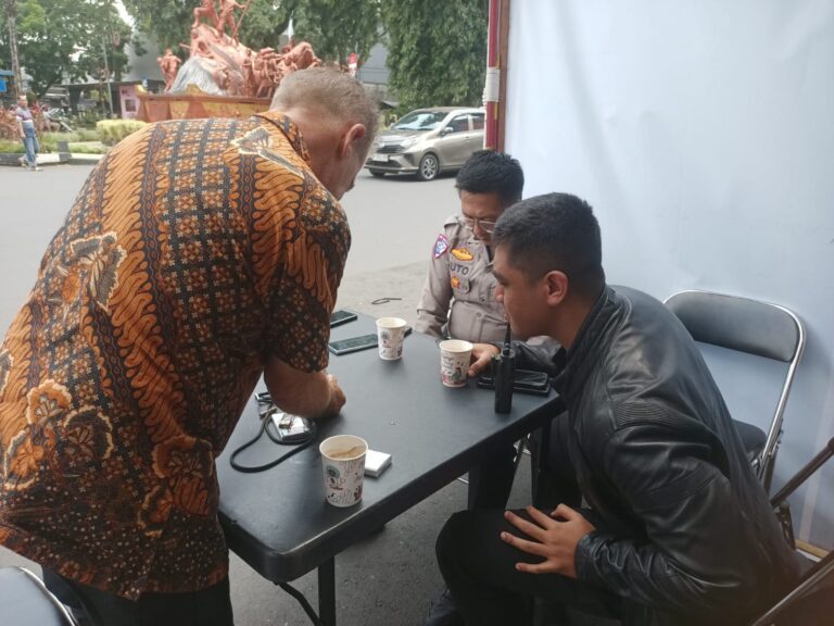 Turis California Singgah di Pos Pelayanan Polresta Malang Kota, Sampaikan Apresiasi Kinerja Polri Mengatur Lalu Lintas