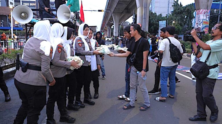 Sejukkan Ramadhan, Polda Metro Jaya Kedepankan Pendekatan Humanis Dan Tim Sholawat Dalam Pelayanan Penyampaian Aspirasi Mahasiswa