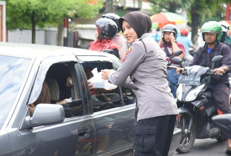 Semangat Ramadhan, Polwan Polres Bondowoso Tebar 500 Takjil di Pasar Induk