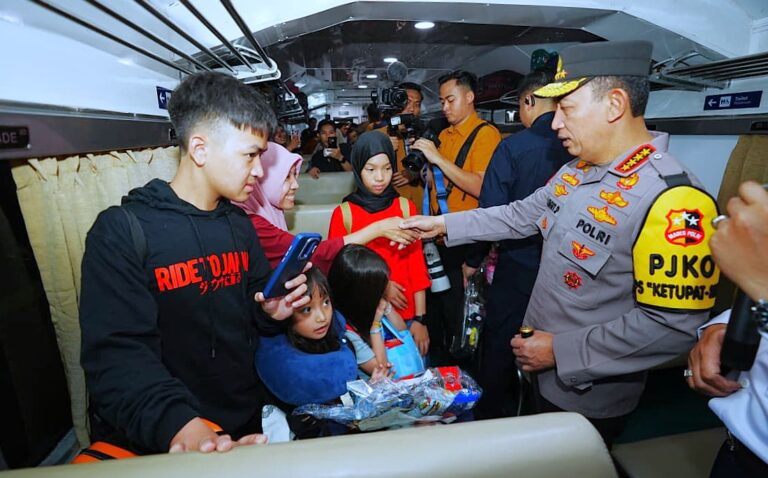 Tinjau Stasiun Surabaya Gubeng, Kapolri Instruksikan Beri Pelayanan Maksimal ke Pemudik