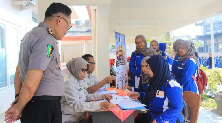Polres Bojonegoro Gelar Pemeriksaan Kesehatan Gratis bagi Buruh Jelang May Day