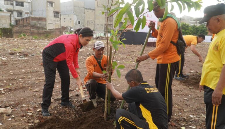 Bhayangkari Polrestabes Surabaya Hijaukan Lingkungan Asrama Polisi Koblen
