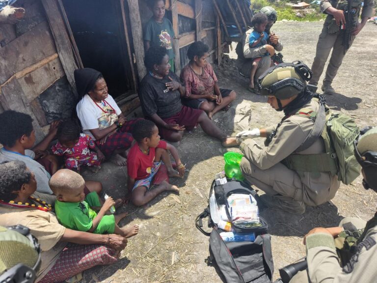 Polri Peduli: Satgas Damai Cartenz Patroli dan Berikan Layanan Kesehatan di Pengungsian Gigobak Sinak