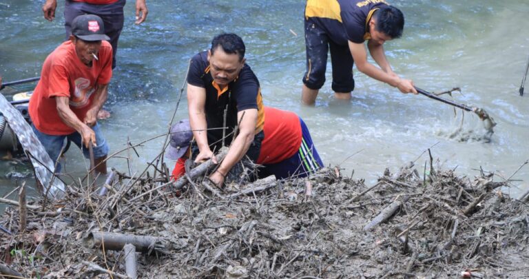 Gerakan Indonesia ASRI: Polres Ngawi Bersihkan Aliran Sungai di Jembatan Purba
