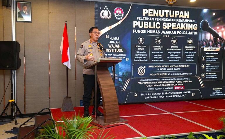 Kabid Humas Polda Jatim Tutup Pelatihan Public Speaking, Tekankan Komunikasi Jujur dan Transparan