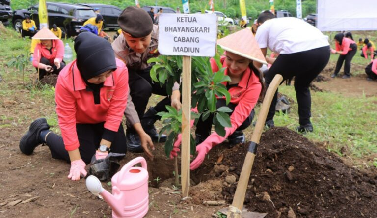 Hari Bumi, Polres Madiun Gandeng Perhutani Tanam Ribuan Bibit