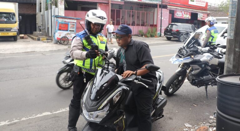 Optimalisasi Gakkum Presisi: Ditlantas Polda Jatim Gelar Operasi Dakgar Berbasis Handheld