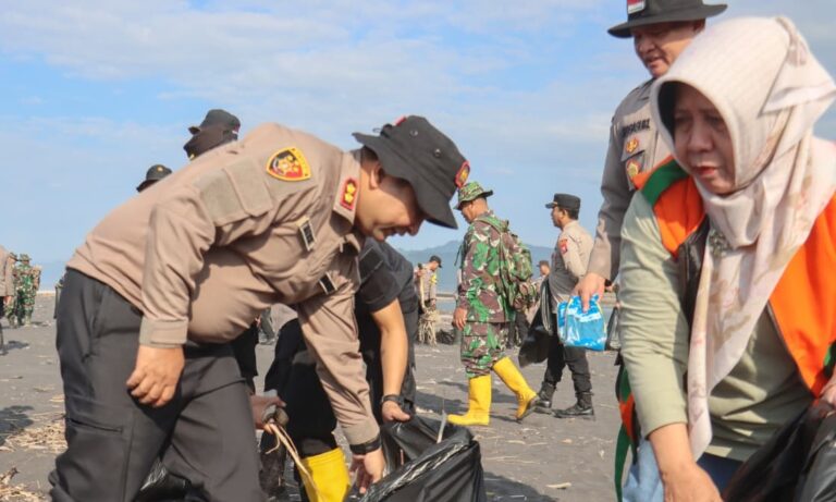 Polres Lumajang Bersama Pemda Gelar Aksi Bersihkan Pantai Bambang