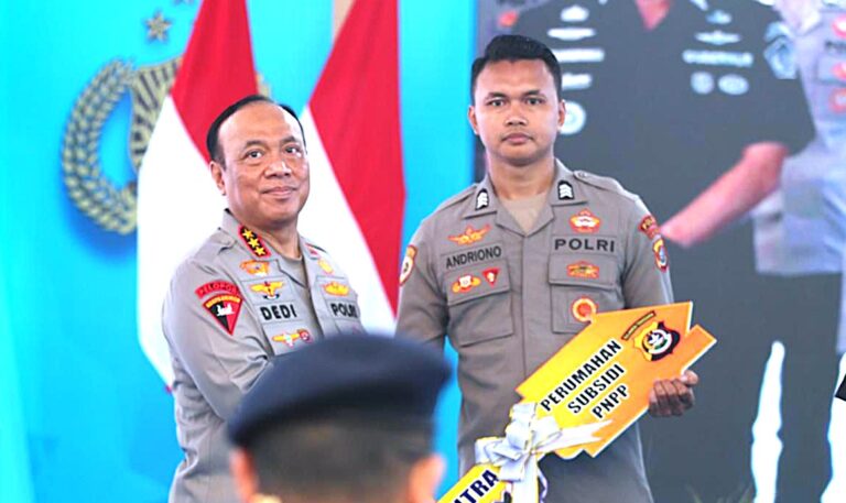 Dukung Asta Cita Presiden Prabowo sebagai Prioritas Nasional, Polri Serahkan 378 Unit Perumahan bagi PNPP dan Masyarakat di Sultra