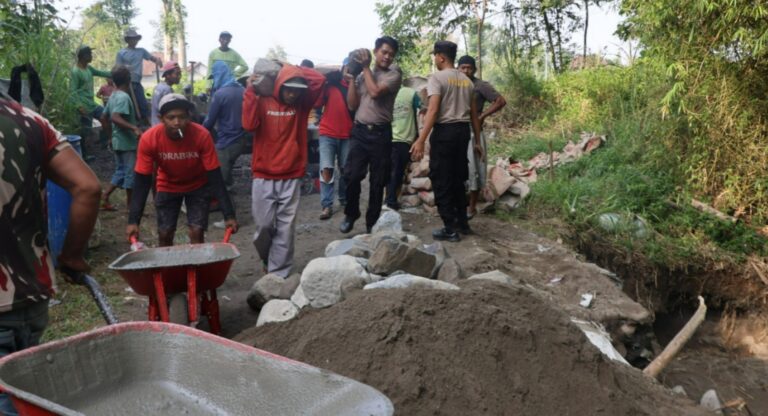Polres Blitar Kota bersama Warga Bangun Jembatan Merah Putih Presisi Penggerak Ekonomi Desa
