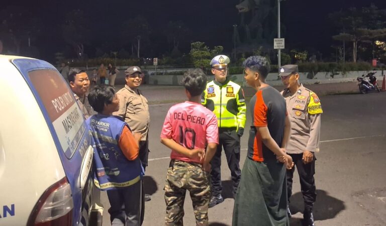 Patroli Dialogis Polres Pelabuhan Tanjungperak Imbau Warga di Pesisir Surabaya Antisipasi Banjir Rob