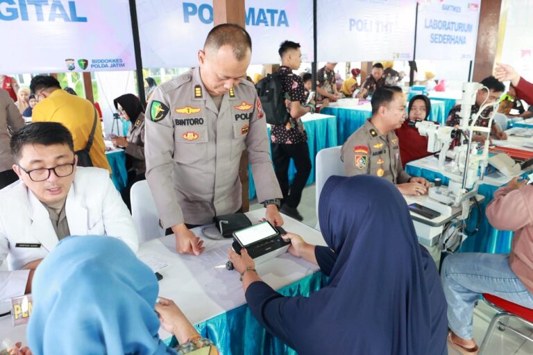 Polri Untuk Masyarakat: Polda Jatim Gelar Baksos dan Bakkes untuk Ribuan Warga di Nganjuk