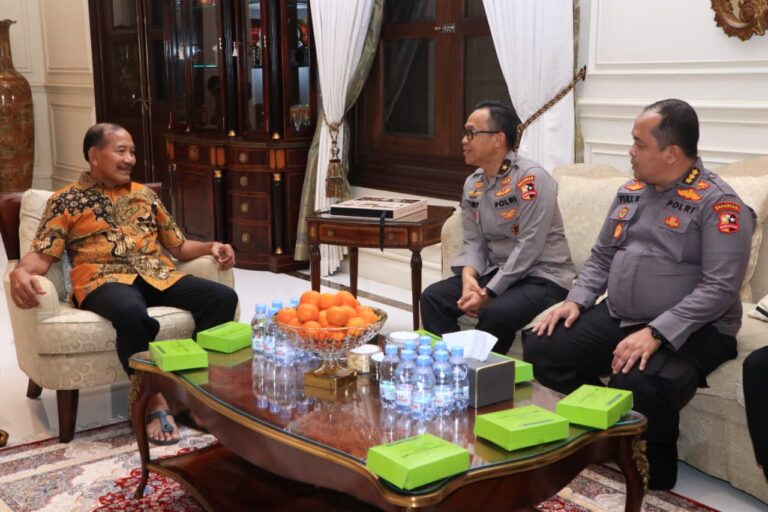 Sambut HUT Bhayangkara ke-80, Tim Mabes Polri Anjangsana ke Kediaman Jenderal (Purn) Badrodin Haiti