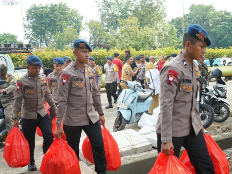 Brimob Metro Jaya Kerahkan 2 Unit Randurlap, Salurkan Bantuan Makanan untuk Korban Kebakaran Pasar Jiung