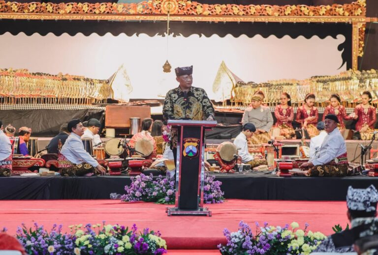 Kapolda Jatim Gaungkan Semangat Jogo Jawa Timur di Pagelaran Wayang Kulit Hari Bhayangkara ke-80