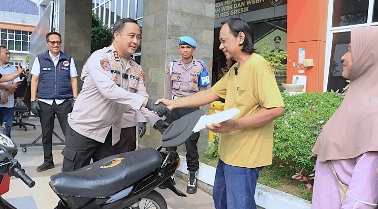 Polres Gresik Kembalikan 3 Motor Korban Curanmor dan Begal Tanpa Biaya