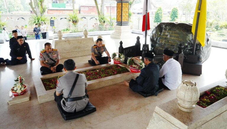 Jelang Hari Bhayangkara ke-80, Kapolr Ziarah ke Makam Presiden RI Terdahulu Sebagai Momentum Refleksi Nilai Kebangsaan