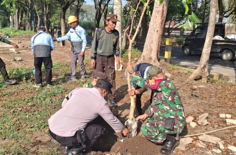 Pak Bhabin Tanam Pohon, Dukung Pemulihan Ruang Terbuka Hijau di Sekitar GOR Ken Arok