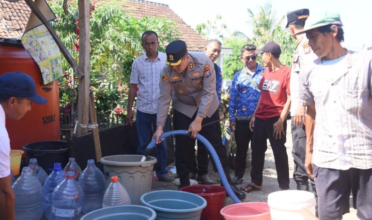 Polres Bondowoso Salurkan Air Bersih ke 20 Dusun yang Terdampak Kekeringan