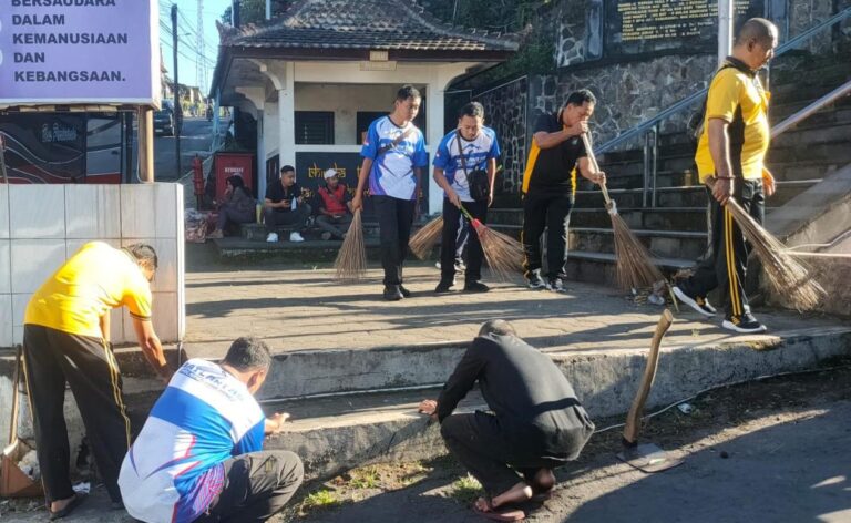 Polres Lumajang Gelar Bakti Religi Bersihkan Sejumlah Tempat Ibadah Sambut Hari Bhayangkara ke-80
