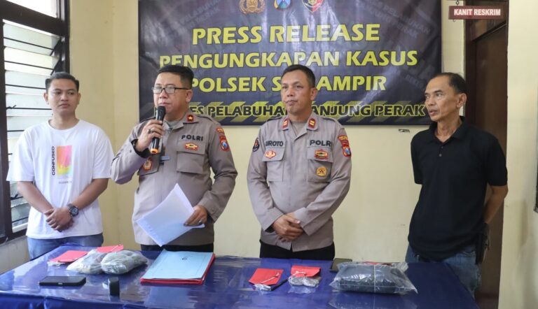 Polres Pelabuhan Tanjungperak Amankan Tersangka Pencuri Komponen Panel TL di Surabaya