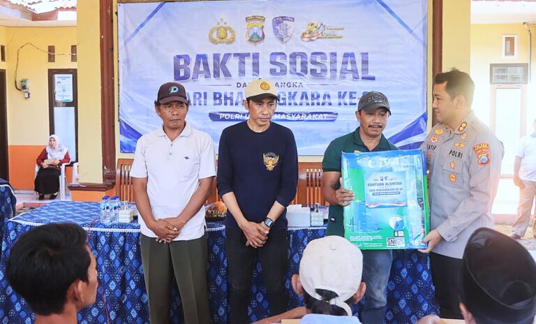 Hari Bhayangkara ke-80, Polres Probolinggo Salurkan Bantuan Alat Pertanian dan Droping 10 Ribu Liter Air Bersih di Banyuanyar