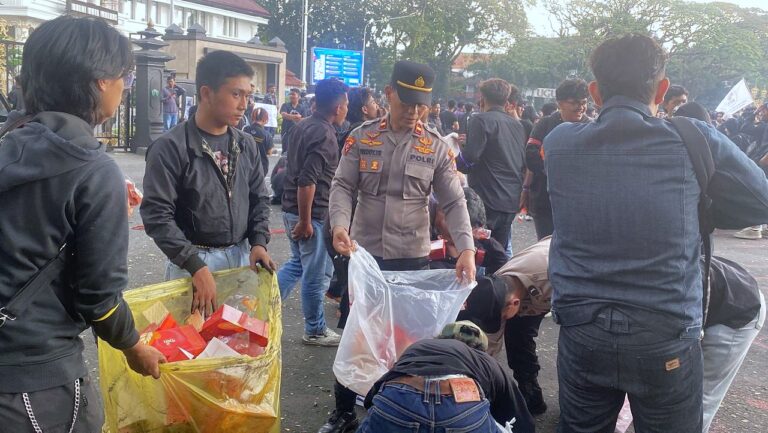 Rutam Nuwus Aksi Damai Berjalan Lancar, Polisi dan Mahasiswa Bersih-Bersih Usai Orasi
