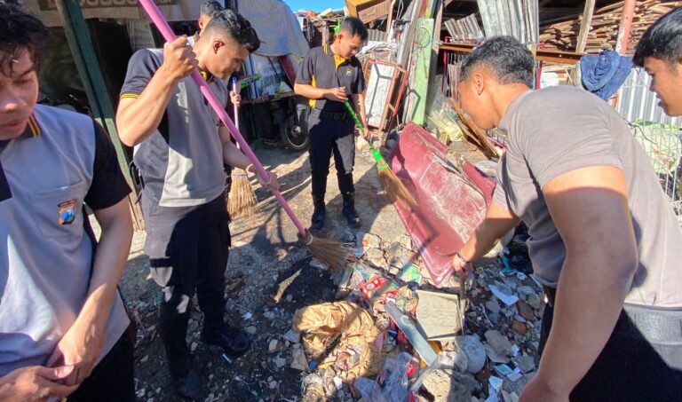 Polresta Malang Kota Bersih-Bersih TPS Hingga Masjid, Wujud Sinergi Jaga Lingkungan Bersih dan Sehat
