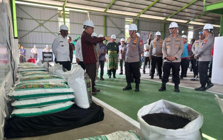 80 Ton Pupuk Batu Bara Disalurkan ke Petani Riau, Kapolri: Wujud Polri Hadir untuk Masyarakat