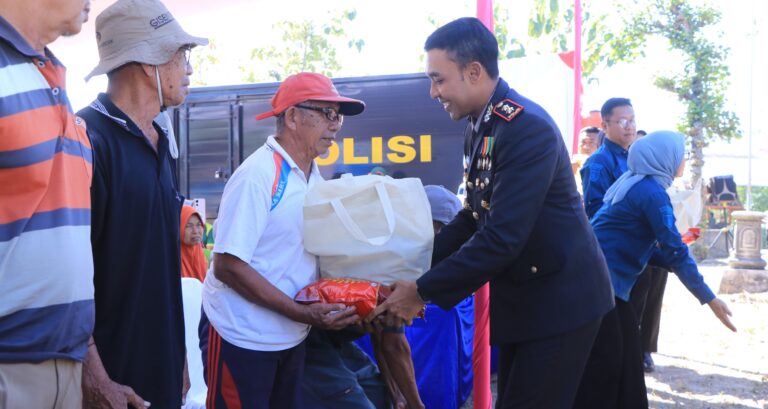 Polres Ngawi Salurkan 500 Paket Sembako untuk Masyarakat di Bringin
