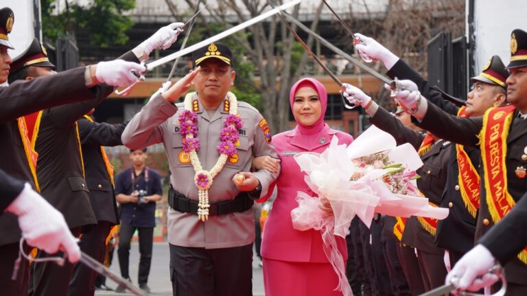 Sambut Kapolresta Baru dengan Tradisi Pedang Pora, Kombes Pol Danang Resmi Duduki Kursi Kepemimpinan di Polresta Malang Kota