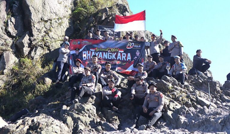 Polres Blitar bersama Komunitas Pecinta Alam Peringati Hari Bhayangkara ke-80 di Gunung Kelud