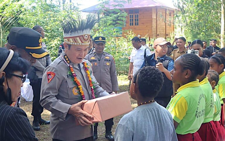Astamaops Kapolri Berbagi Semangat Belajar Bersama Anak-Anak Papua di Pusat Olah Seni Wesaput