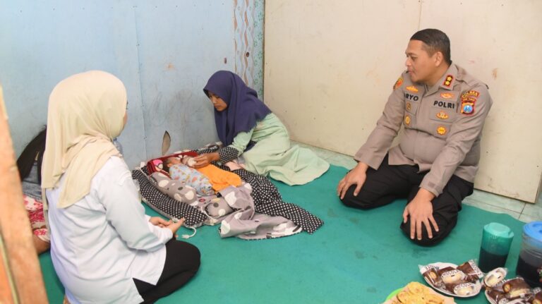 Empati Tanpa Batas, Polres Bondowoso Bantu Keluarga Bayi Kembar yang Kehilangan Ibu