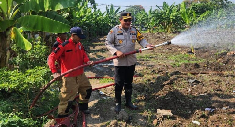 Hadapi Kemarau, Polres Pelabuhan Tanjungperak Siram Lahan Jagung Ketahanan Pangan