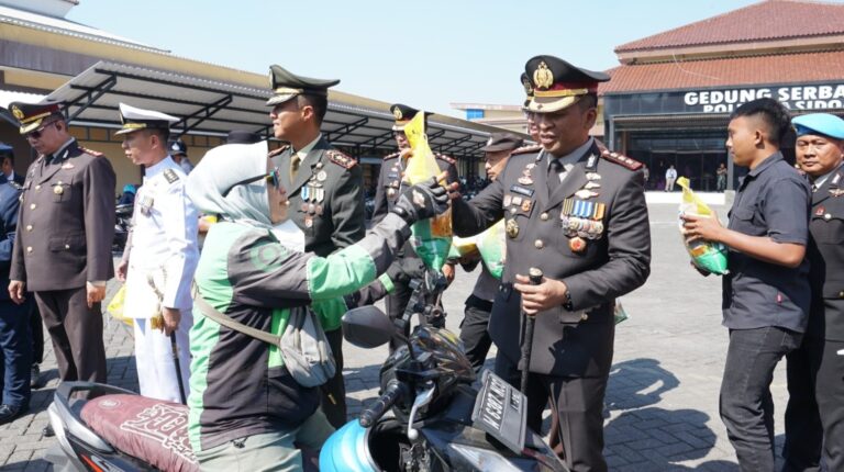 Hari Bhayangkara Ke-80, Polresta Sidoarjo Salurkan Bantuan 3 ton Beras untuk Masyarakat