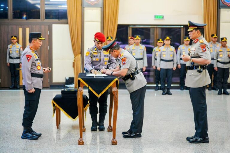 Kapolri Pimpin Pelantikan dan Sertijab Enam Kapolda Jajaran
