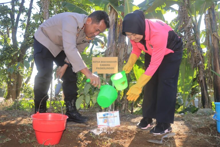 Peduli Lingkungan, Polres Probolinggo Tanam Puluhan Pohon Kado Hari Bhayangkara ke-80
