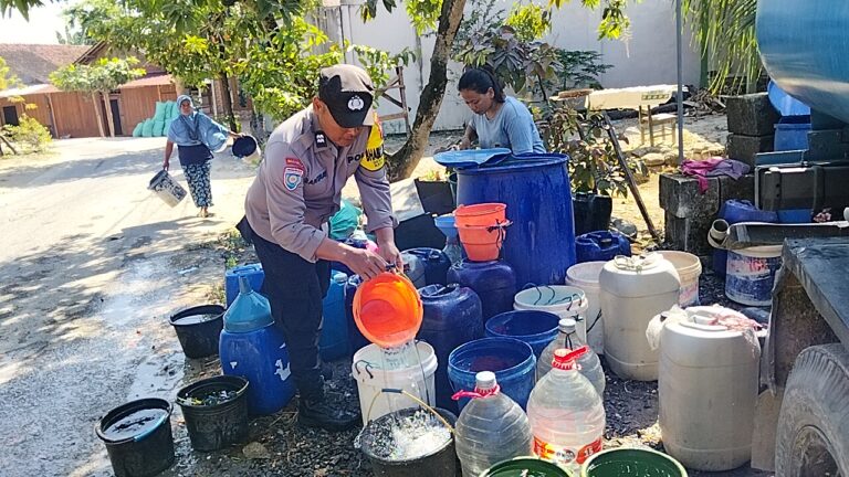 Polres Bojonegoro Salurkan 16 Ribu Liter Air Bersih untuk Warga Terdampak Kemarau