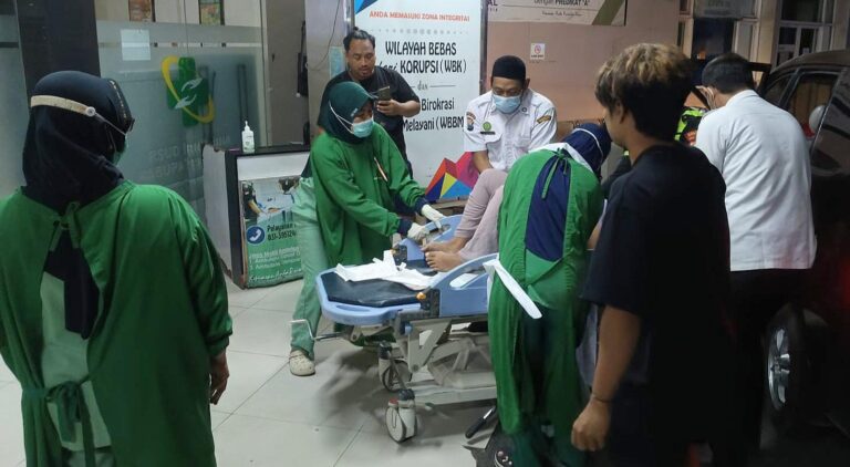 Aksi Heroik Satlantas Polres Gresik Selamatkan Wanita yang Hendak Melahirkan