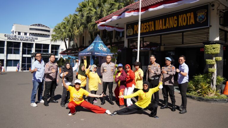 Polresta Malang Kota Bagikan 600 Porsi Makanan, Warga Antusias dan Manfaatkan Layanan Cek Kesehatan Gratis
