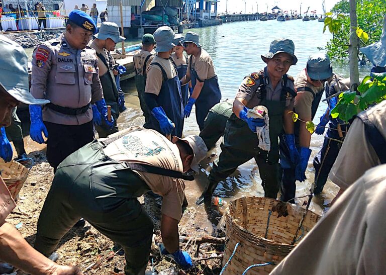 Sinergi Bersih-bersih Pantai, Polres Gresik Wujudkan Indonesia ASRI