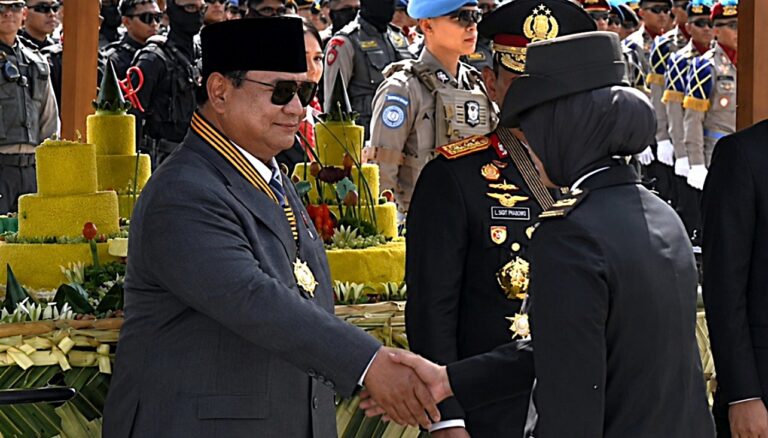 Polwan Inspiratif: Kanit PPA Polresta Malang Kota Menerima Potongan Tumpeng Kehormatan dari Presiden RI di Hari Bhayangkara ke-80