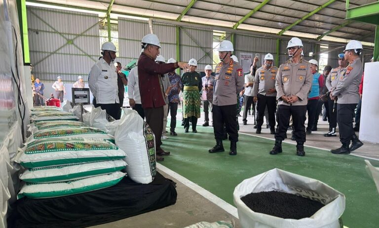 Kapolri Tinjau Pabrik Pupuk Batu Bara di Kampar, Lepas Distribusi 80 Ton Pupuk untuk Kelompok Tani Riau