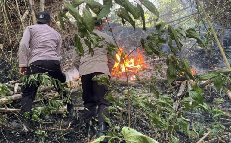 Polres Trenggalek Terjunkan Personel Jajaran Padamkan Api di Gunung Orak Arik