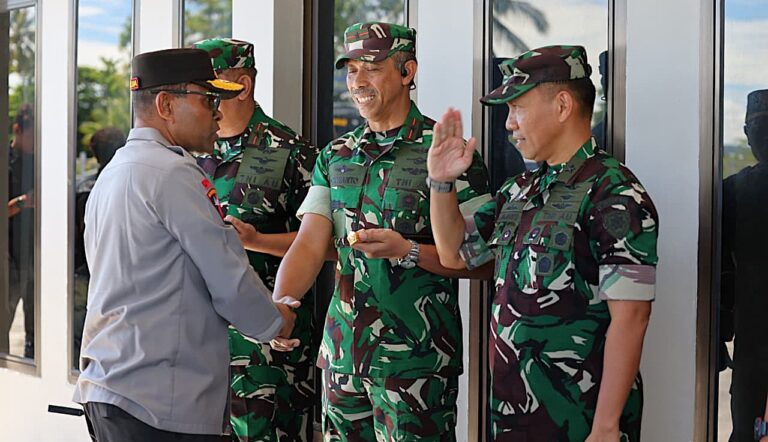 Perkuat Sinergi, Kapolda Papua Silaturahmi dan Makan Siang Bersama TNI di Biak Numfor