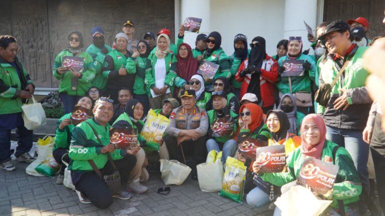 Polrestabes Surabaya Salurkan Paket Sembako untuk Warga di Hari Bhayangkara ke-80
