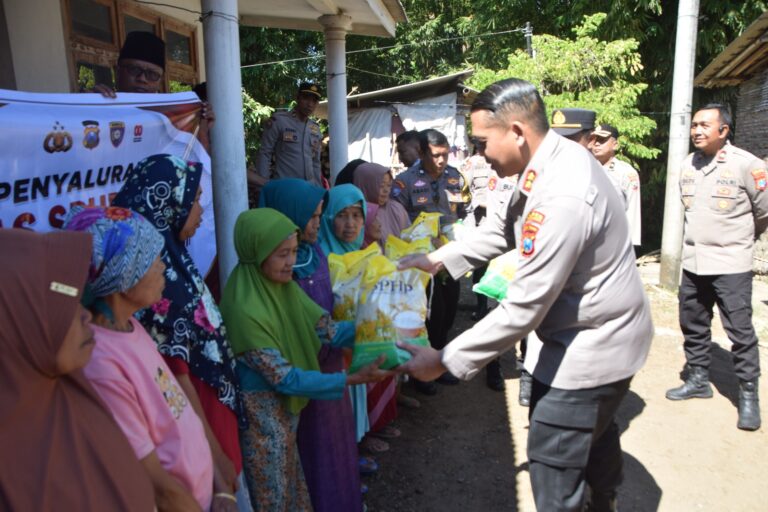 Polres Bondowoso Salurkan Bantuan Beras untuk Warga Curahpoh di Hari Bhayangkara ke-80