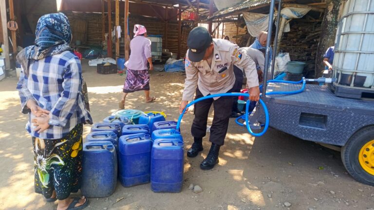Polres Pasuruan Sulap Mobil Patroli Jadi Pengangkut Air Bersih untuk Warga Terdampak Kekeringan